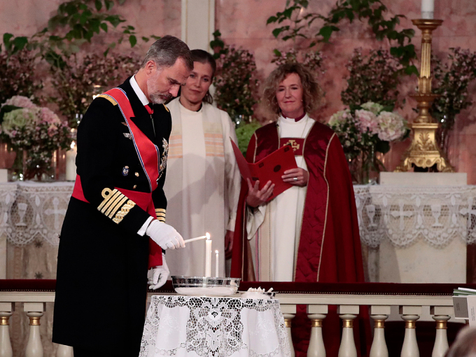 Kong Felipe av Spania tenner lys. Foto: Lise Åserud / NTB scanpix